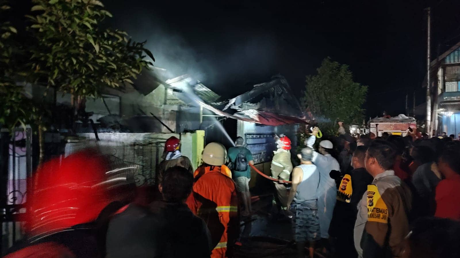 Ilustrasi berita Mimika: Pemilik Pergi ke Masjid, Dua Rumah dan Dua Unit Mobil di Perumahan BTN Kamoro Indah Timika Terbakar