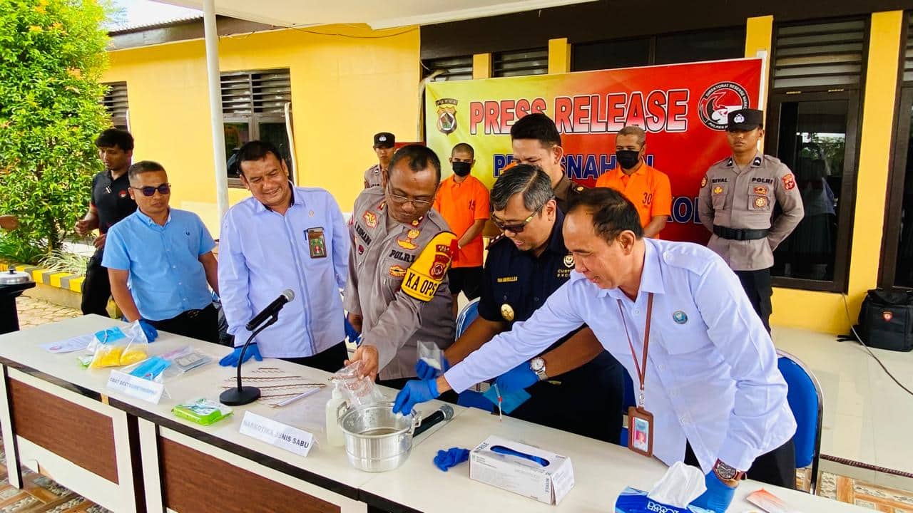 Ilustrasi berita Mimika: Ratusan Gram Shabu dan Ribuan Butir Pil Dextometropan Dimusnahkan Polres Mimika