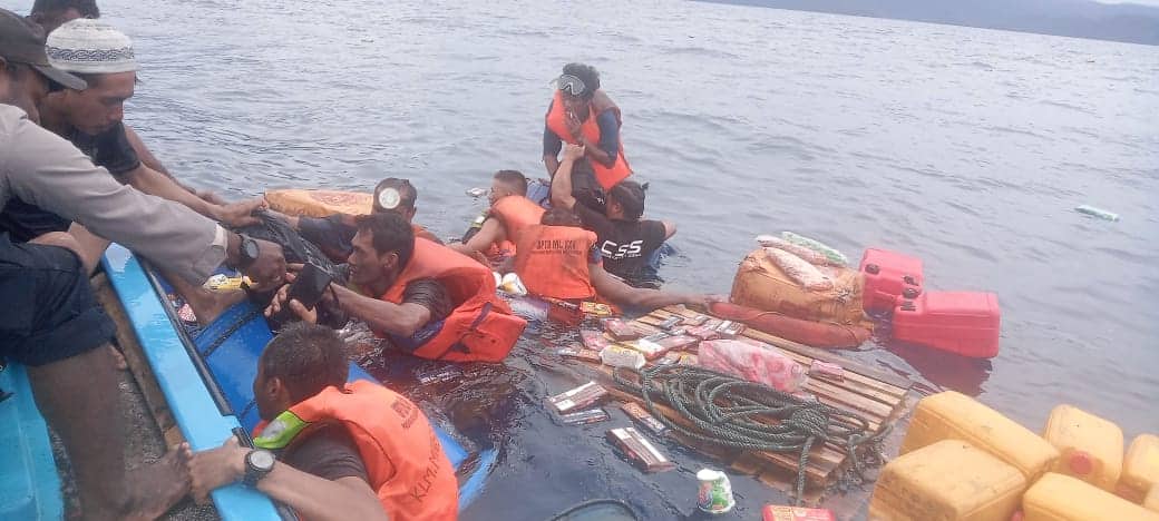 Ilustrasi berita Papua: Kapal Kayu KLN Minasa Bakti Tenggelam di Laut Demta, 8 ABK Berhasil Diselamatkan