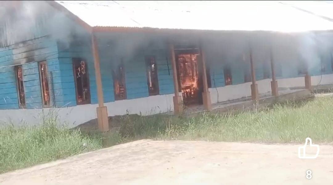 Ilustrasi berita Papua: Breaking News: Guru Tidak Mengajar, Siswa SMA YPPGI Yeskiel Idakebo Bakar Gedung Sekolah