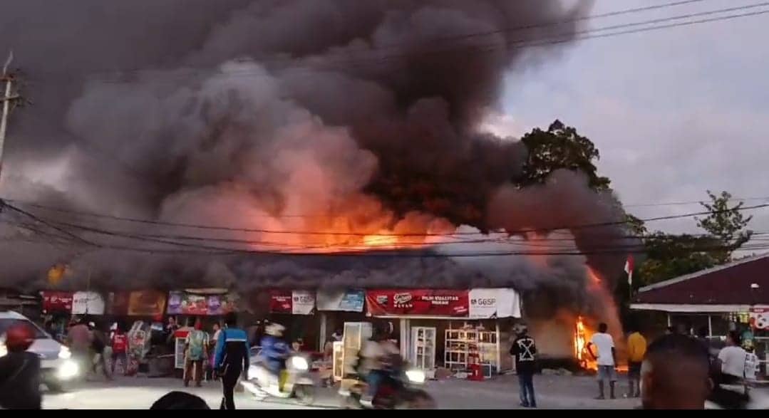 Ilustrasi berita Mimika: Breaking News: Barisan Kios di Depan Koramil Kuala Kencana Ludes Terbakar