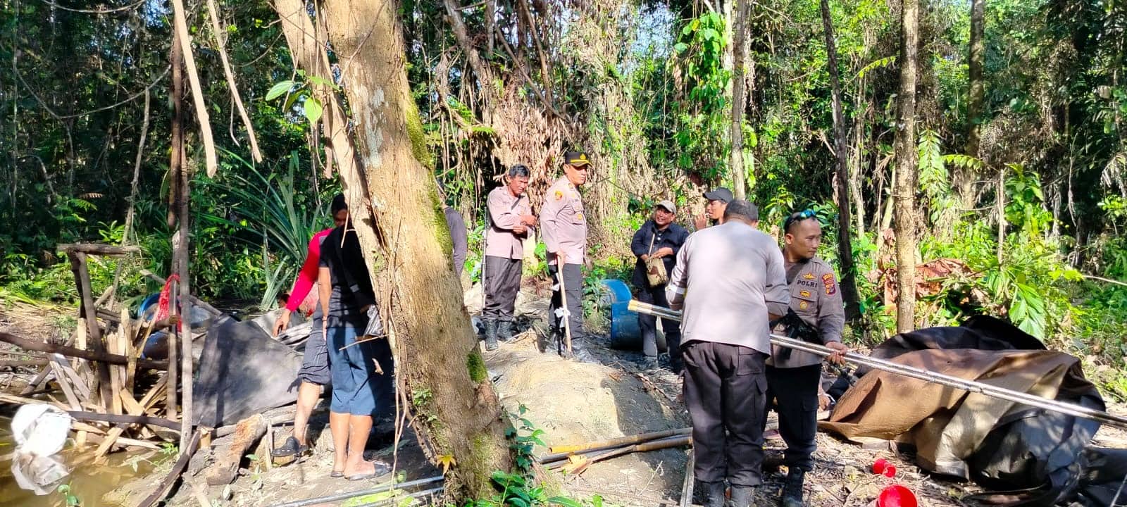 Ilustrasi berita Mimika: Polsek Miru Gerebek Pabrik Miras Lokal di Jalan Irigasi Timika, Bahan Baku Langsung Dibakar