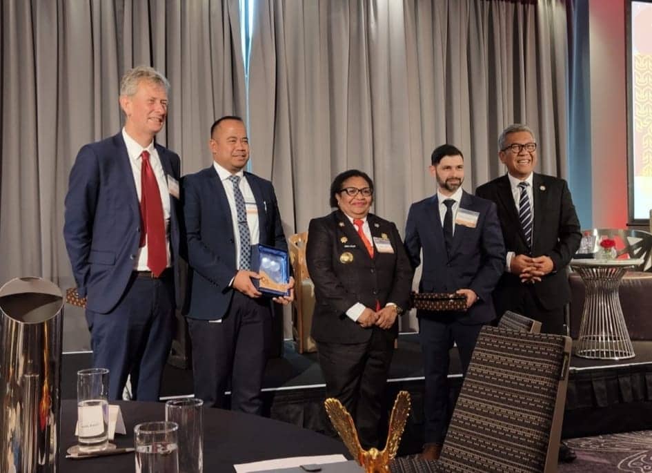Ilustrasi berita Papua: Hadiri Indonesia-Australia Economic Powerhouse Business Forum, Pj. Gubernur Undang Investor Softeconomic ke Papua Tengah