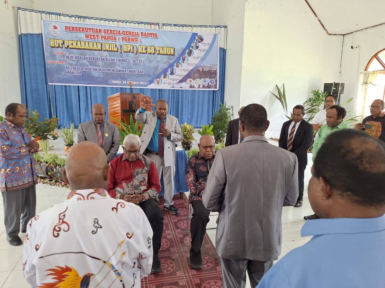 Ilustrasi berita Mimika: Wakil Presiden Gereja Baptis West Papua Pimpin Hamba Tuhan Doakan Johannes Rettob - Emanuel Kemong