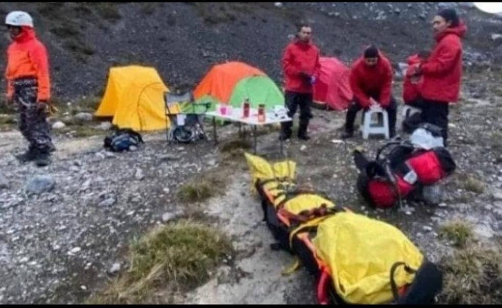 Ilustrasi berita Papua: Sempat Tertahan Karena Cuaca Buruk, Tim Berhasil Evakuasi Jenazah Pendaki Lanjut Usia dari Puncak Cartenz