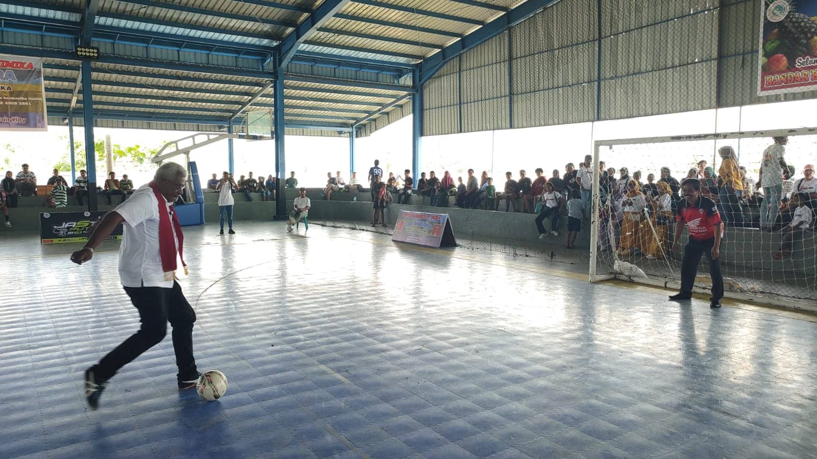 Ilustrasi berita Mimika: Kejuaraan Futsal KKJB Cup III Resmi Digelar, Pasangan JOEL Ambil Pinalti, Ketua KKJB Jadi Penjaga Gawang