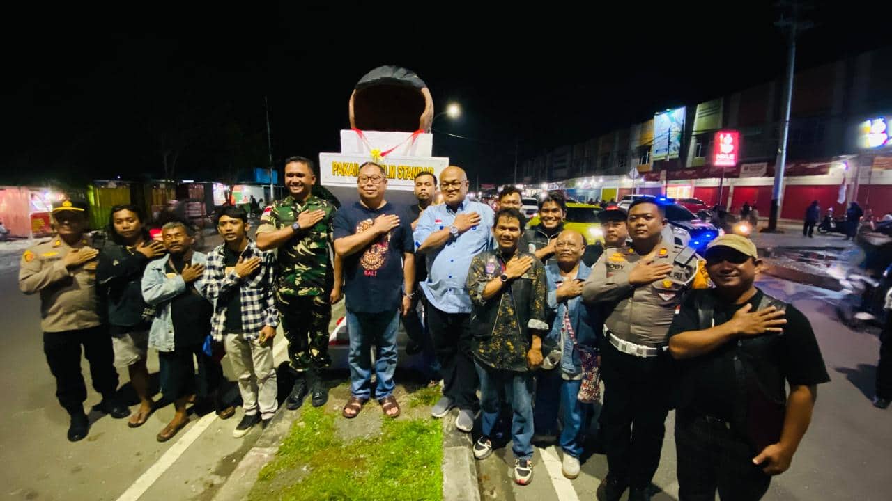 Ilustrasi berita Mimika: Dibangun di Bundaran SP 2, Wakapolda Papua Resmikan Tugu Helm Buatan Koteka Vespa Club Timika