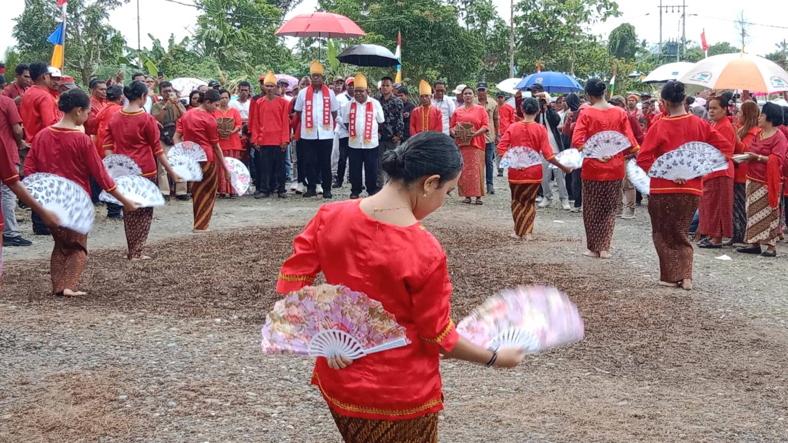 Ilustrasi berita Mimika: Diikat Adat dan Sumpah, Kerukunan Bombay Mimika Resmi Dukung Pasangan JOEL, Ketua Dewan Adat : Dukungan Kami Tanpa Syarat