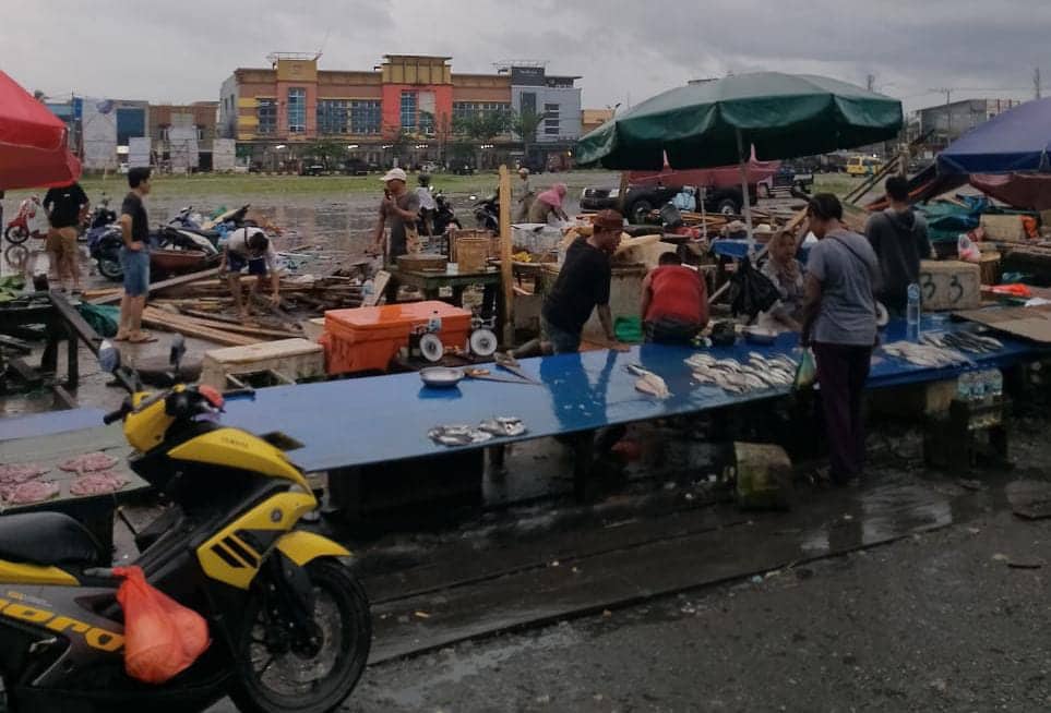 Ilustrasi berita Mimika: Breakingnews - Angin Kencang Porakporandakan Tenda Jualan Para Pedagang di Bekas Pasar Lama Timika