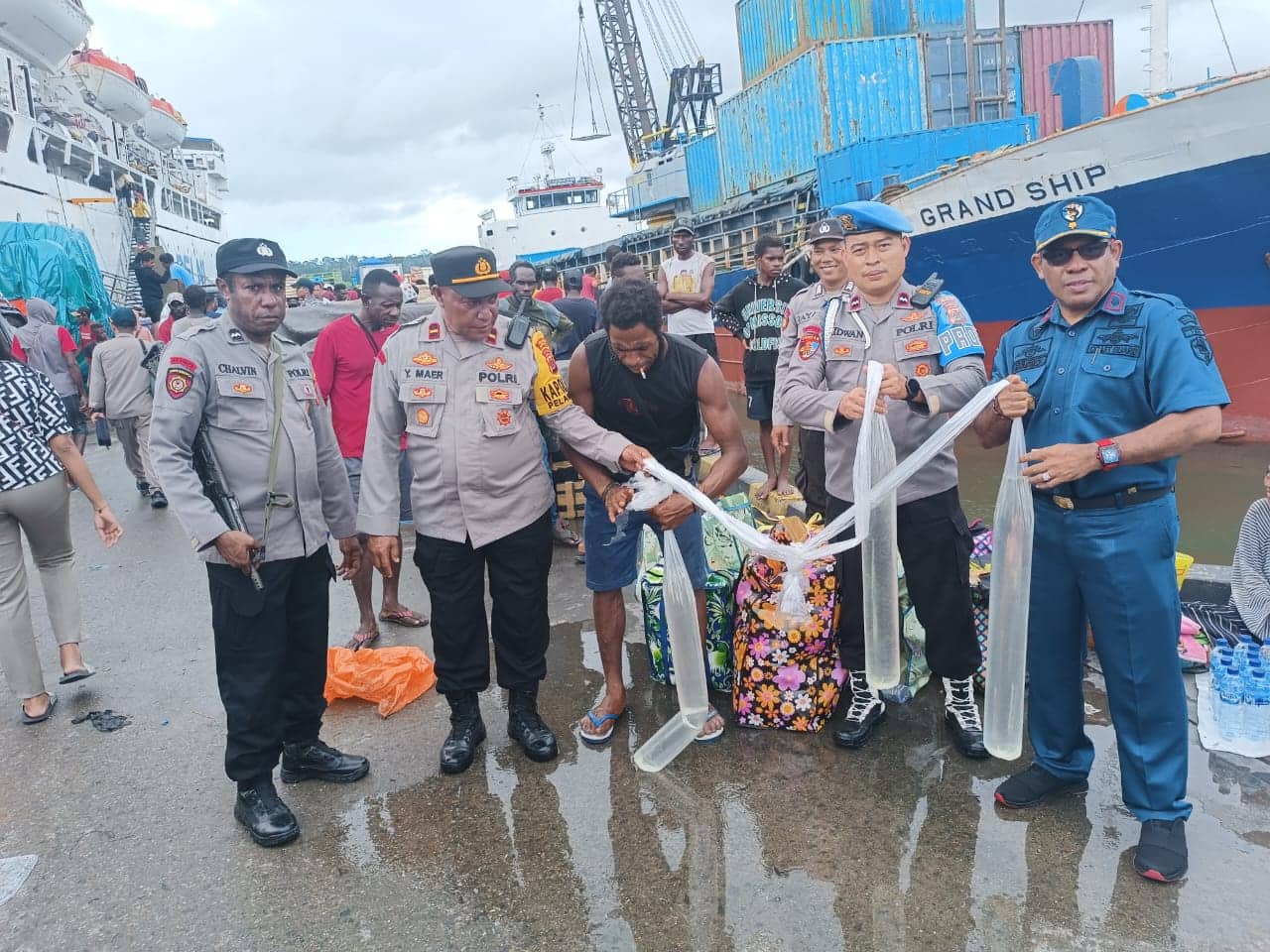 Ilustrasi berita Mimika: Polisi Amankan 300 Liter Sopi dan Cap Tikus Milik Penumpang KM. Tatamailau