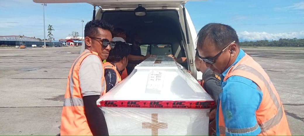 Ilustrasi berita Mimika: Jenazah Mantan Pj Bupati Mimika Tiba di Timika, Disemayamkan di Rumah Duka SP III