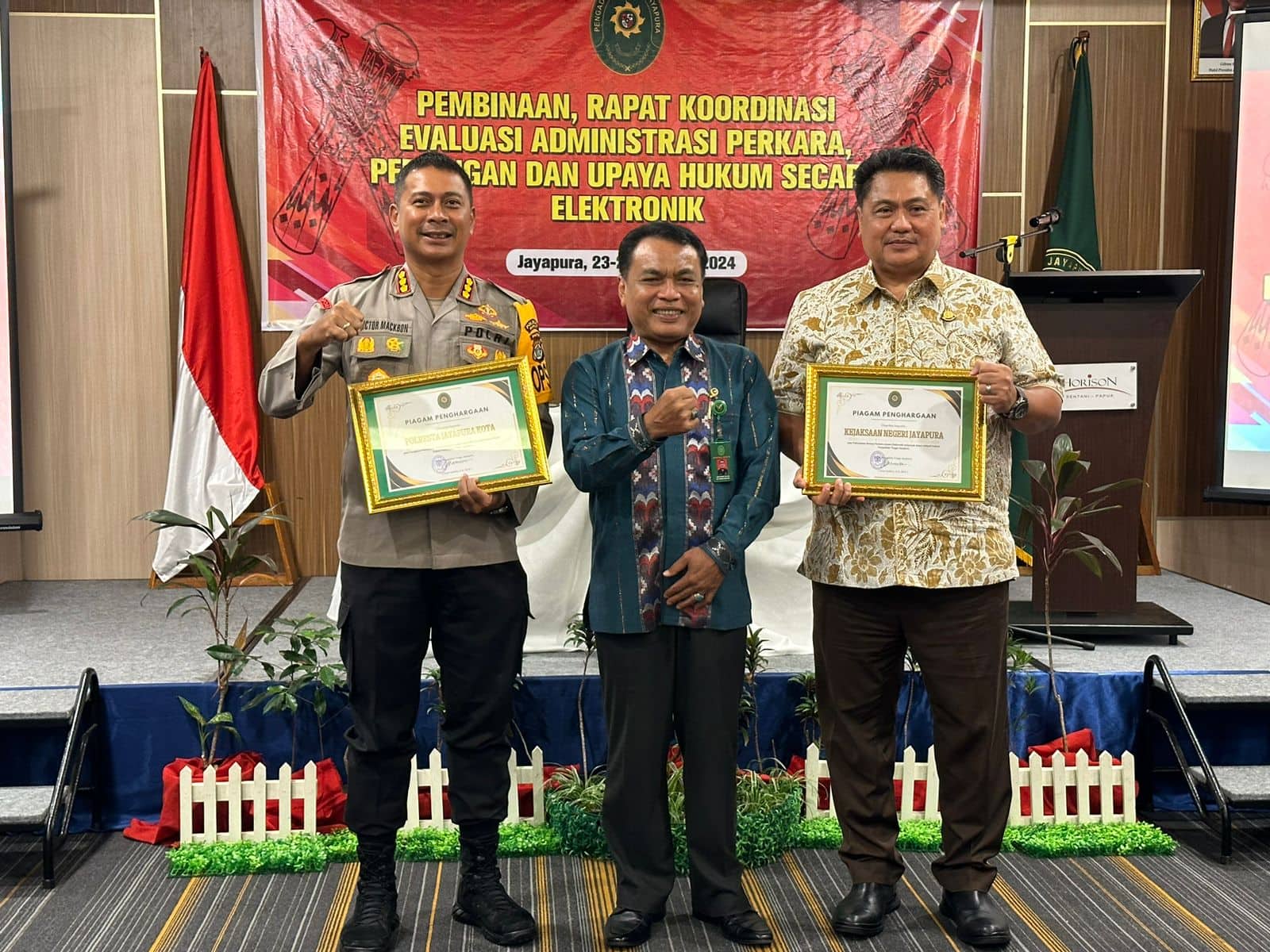 Ilustrasi berita JAYAPURA: Limpahkan Berkas Perkara Secara Elektronik Terbanyak, Kapolresta Jayapura Terima Penghargaan dari Pengadilan Tinggi