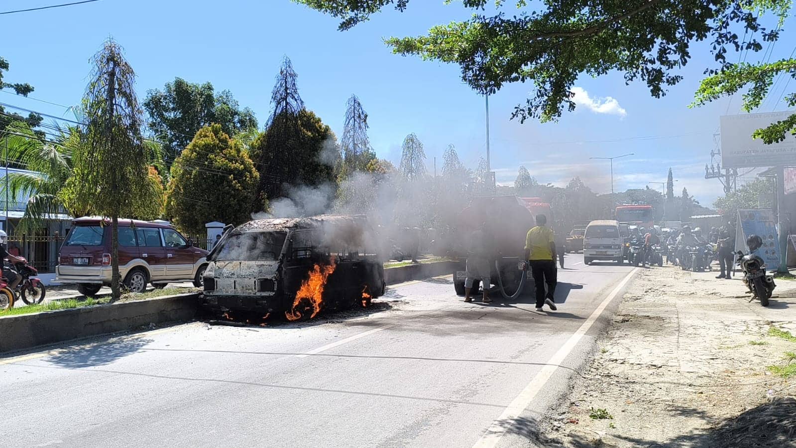 Ilustrasi berita BERITA UTAMA: Mobil Carry Angkutan Umum Terbakar Di Sentani, Sopir Terlempar dari Dalam Mobil Akibat Ledakan