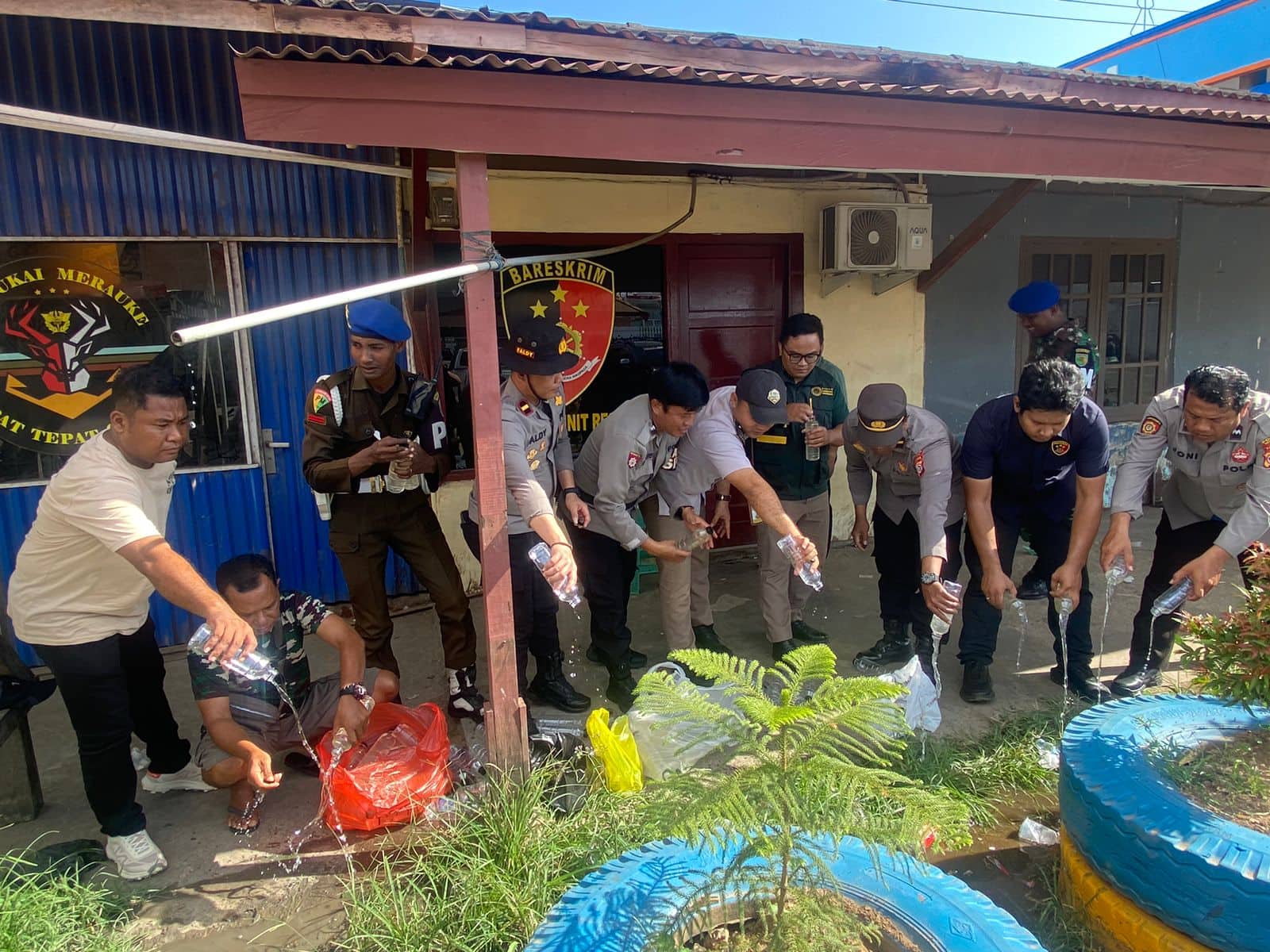 Ilustrasi berita Papua: Polisi Sita 36 Liter Miras Jenis Sopi dari Penumpang KM Siraman di Pelabuhan Merauke