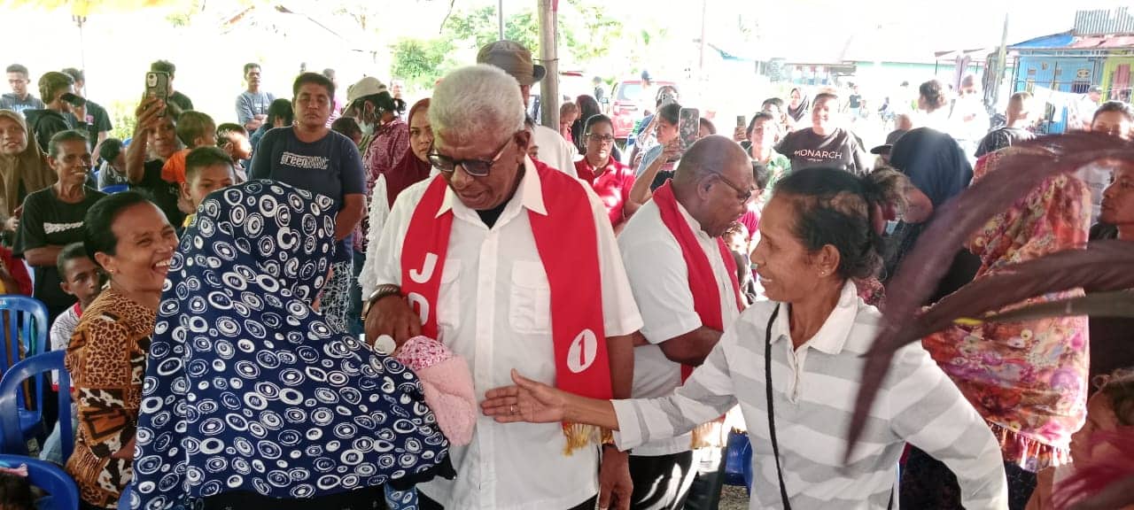 Ilustrasi berita Mimika: “Rambut Putih dan Kepala Botak” Idolanya Orang Mimika, Warga Koperapoka Satukan Pilihan Untuk Johannes Rettob - Emanuel Kemong