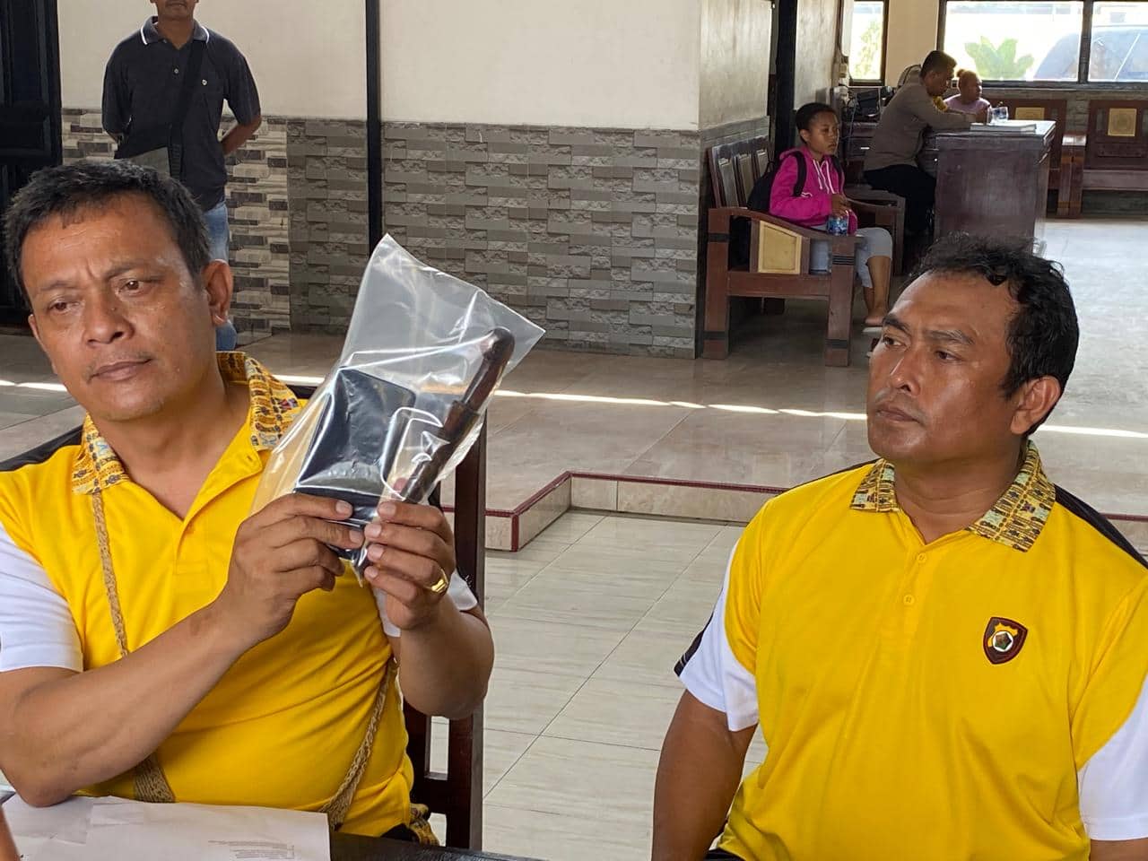 Ilustrasi berita BERITA UTAMA: Polsek Miru Tangkap Dua Tersangka Baru Kasus Penikaman yang Tewaskan Pendulang di Kebun Siri