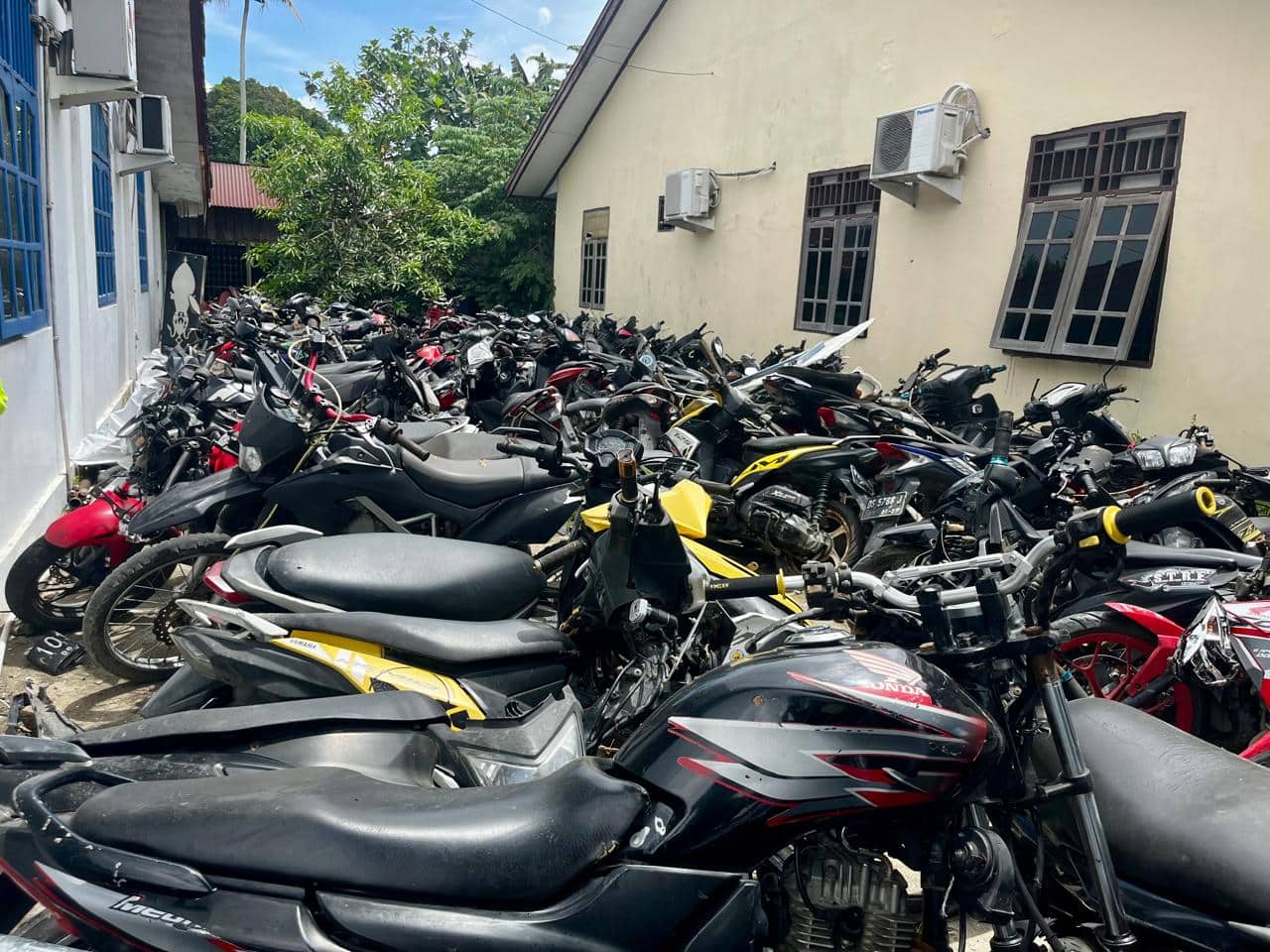 Ilustrasi berita JAYAPURA: Ribuan Motor Hasil Sweeping Jadi "Besi Tua" Tersimpan di Halaman Kantor Sat Lantas Polres Jayapura
