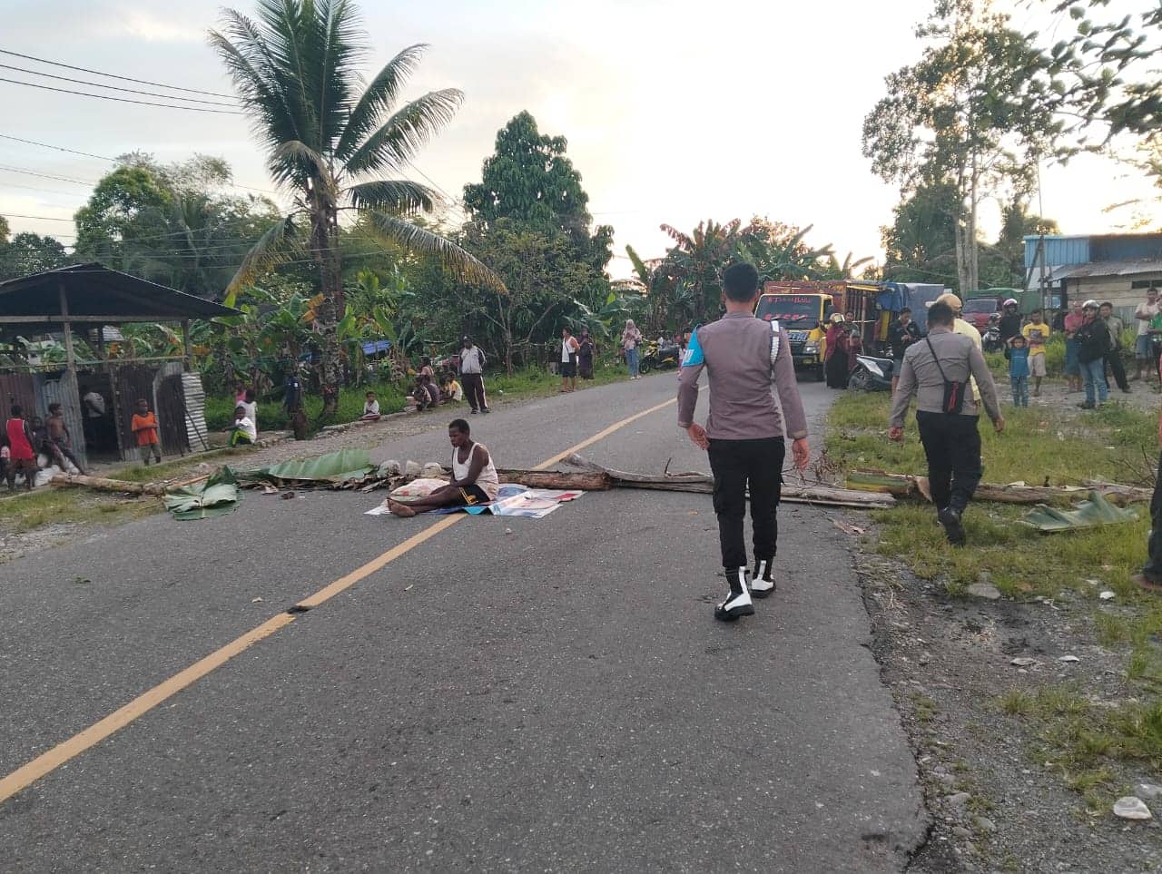 Ilustrasi berita Mimika: Tabrak Pejalan Kaki, Warga Palang Jalan Poros Mapurujaya