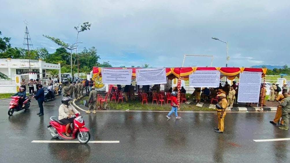 Ilustrasi berita Mimika: Status Semakin Tidak Jelas, Ratusan ASN Lingkup Pemda Mimika Korban Roling Brutal akan Mengadu ke Presiden