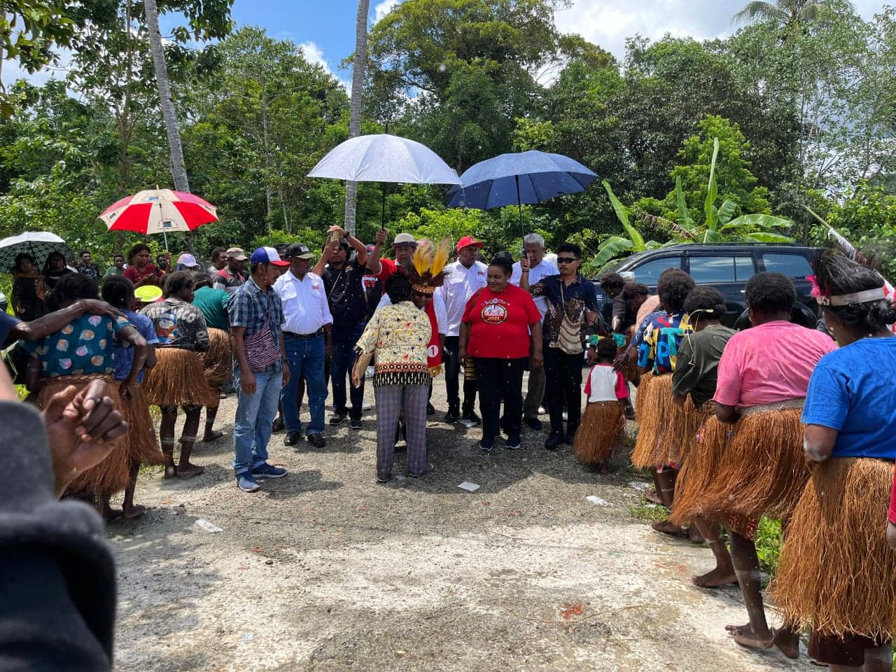 Ilustrasi berita Mimika: Relawan Taraya Sepakat Bungkus Joel di Kampung Tipuka Mimika Timur, Rafael : Hanya Joel yang Benar-benar Peduli Amungme-Kamoro