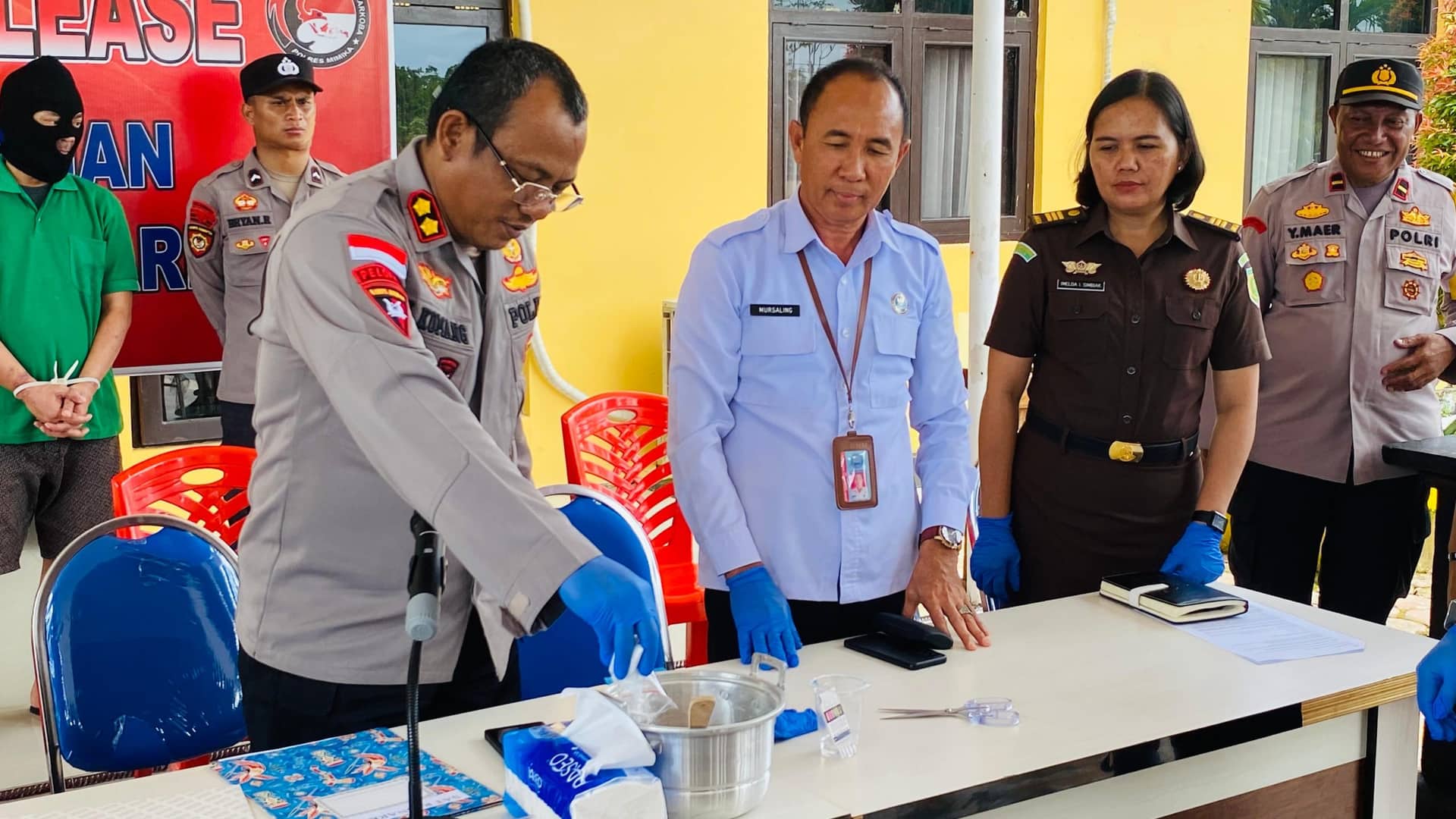Ilustrasi berita Mimika: Polres Mimika Musnahkan Barang Bukti 37,46 Gram Narkoba Jenis Shabu