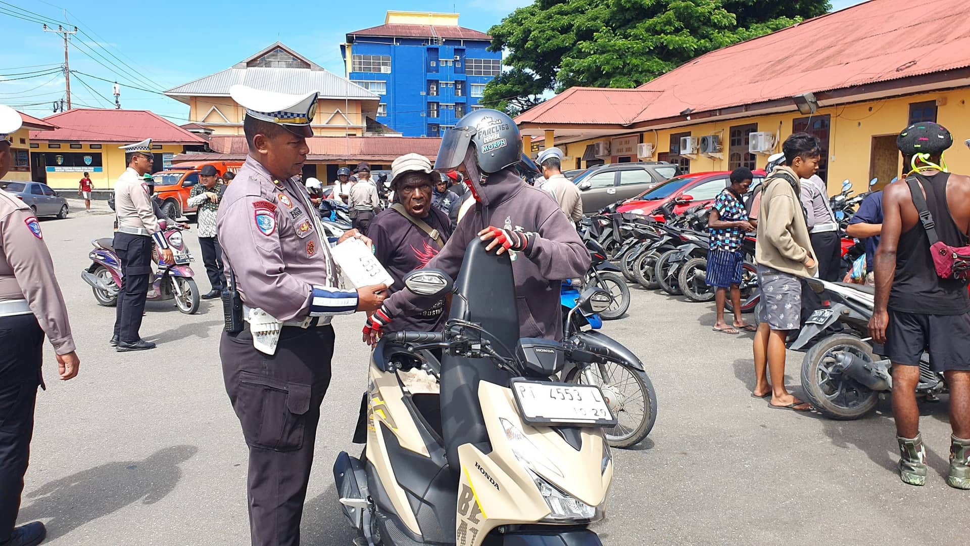 Ilustrasi berita Mimika: APH Gelar Razia Kendaraan Bermotor Bersama, Pelanggar Langsung Sidang di Tempat