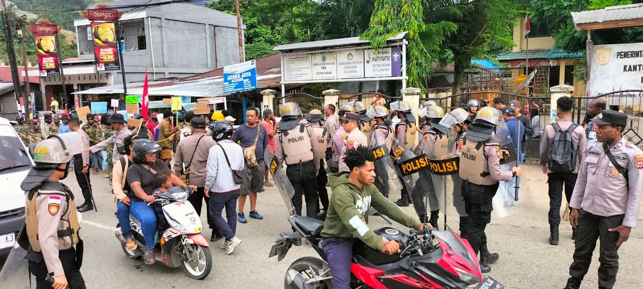 Ilustrasi berita JAYAPURA: Aksi Dilakukan KNPB, Seratusan Polisi Nyekat Massa Pendemo Tolak Transmigrasi di 5 Titik Kabupaten Jayapura