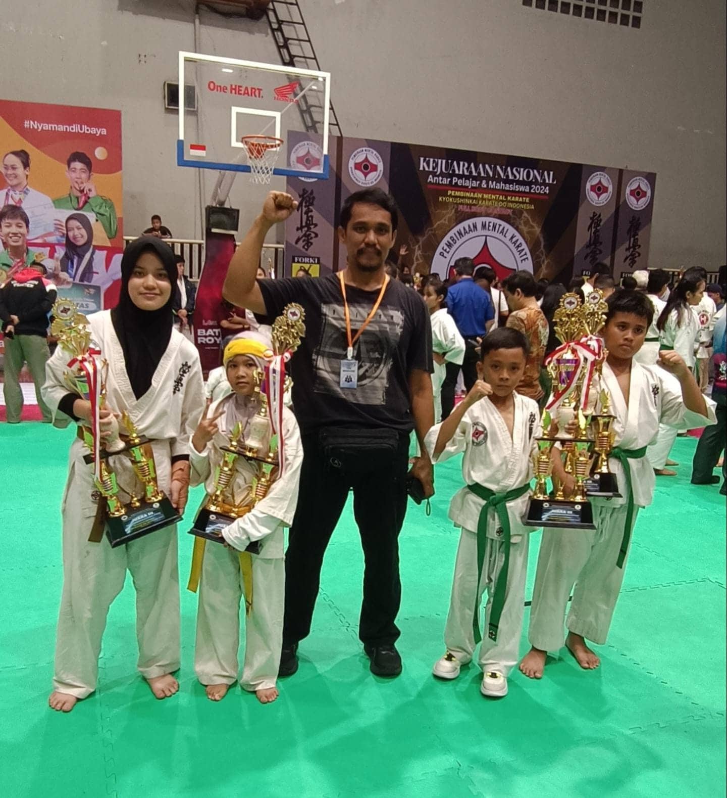 Ilustrasi berita Mimika: Empat Karateka Junior Mimika Binaan BAKORS PTFI Raih Kemenangan di Kejurnas Karate Antar Pelajar di Jawa Timur