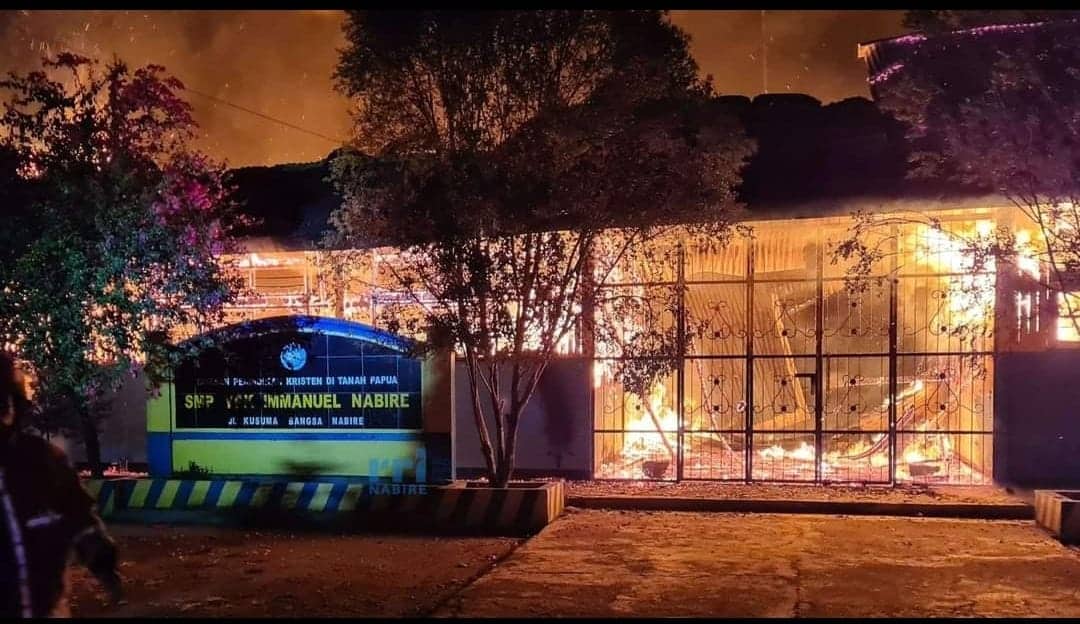 Ilustrasi berita Papua: Gedung SMP YPK Imanuel Nabire Terbakar, Tim Labfor Polda Papua Turun Tangan