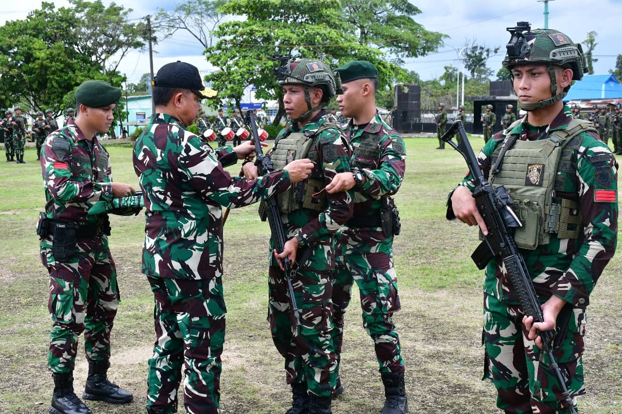 Ilustrasi berita BERITA UTAMA: Berhasil Tewaskan Jelek Waker, 12 Prajurit TNI Satgas Yonif 323/BP Kostrad Terima Kenaikan Pangkat Luar Biasa