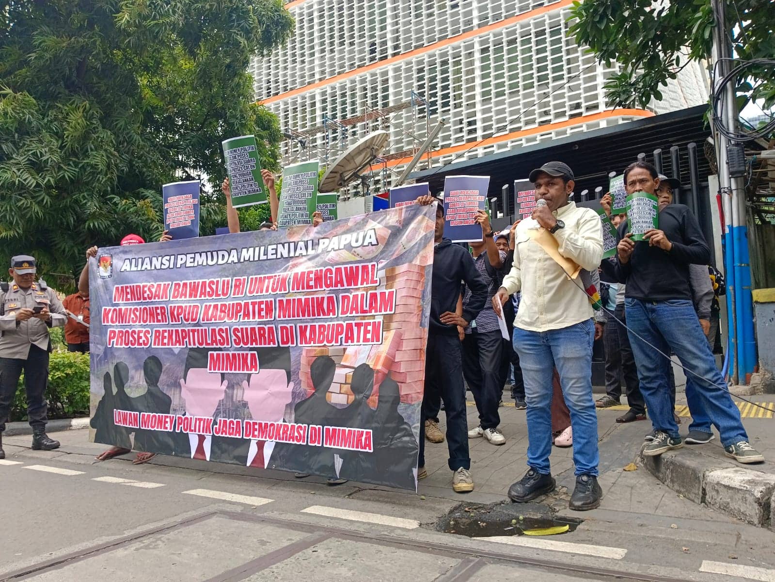 Ilustrasi berita Mimika: Protes Penggelembungan Suara dan Money Politik Pada Pilkada Mimika, Aliansi Pemuda Papua "Kepung" Bawaslu RI