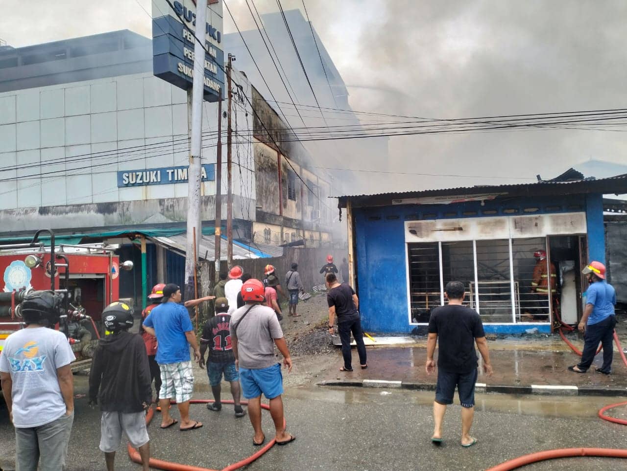Ilustrasi berita Mimika: Breaking News: Deretan Ruko Samping Mall Diana Terbakar