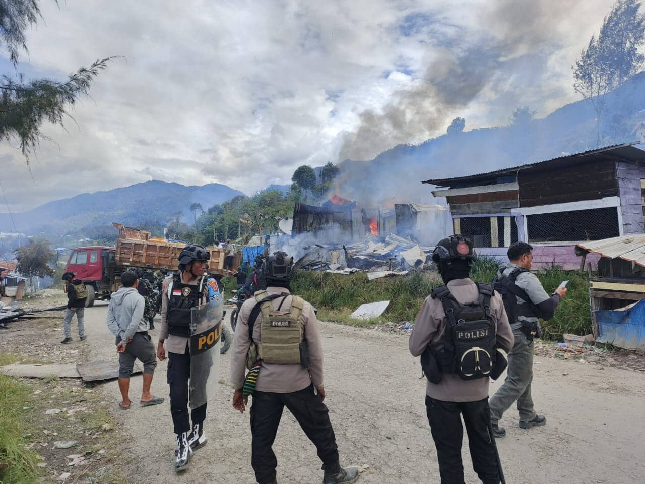 Ilustrasi berita BERITA UTAMA: Massa Pendukung Paslon Bupati Intan Jaya Bentrok, Empat Kios Dibakar
