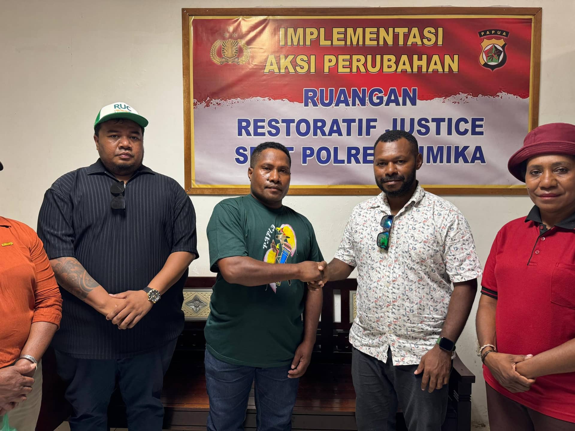Ilustrasi berita Mimika: Penyebar Hoax HIPMI Sebagai Anggota PPD Bertemu John Rettob Akhirnya Minta Maaf, Ronald Kambu : Kami Minta yang Lain Juga Kooperatif