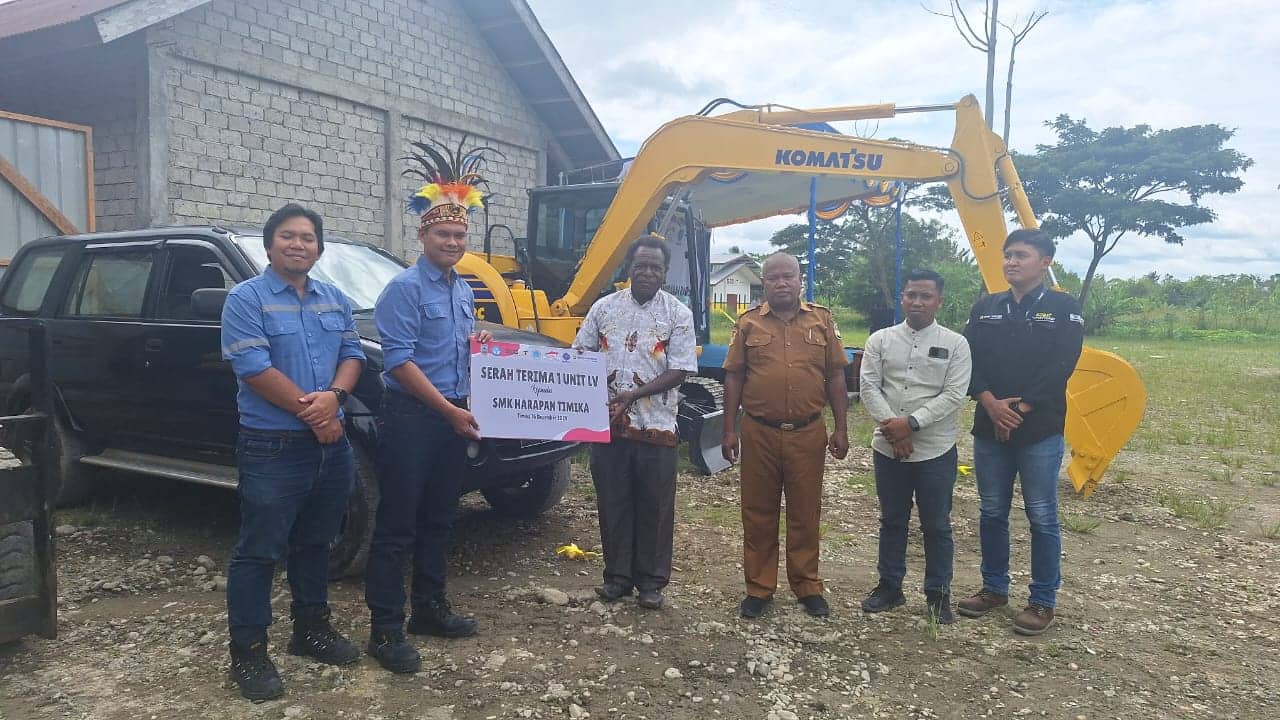 Ilustrasi berita Mimika: SMK Harapan Timika Dapat Bantuan Satu United Exvatorr PC 70-8 dan Isuzu Panther LV