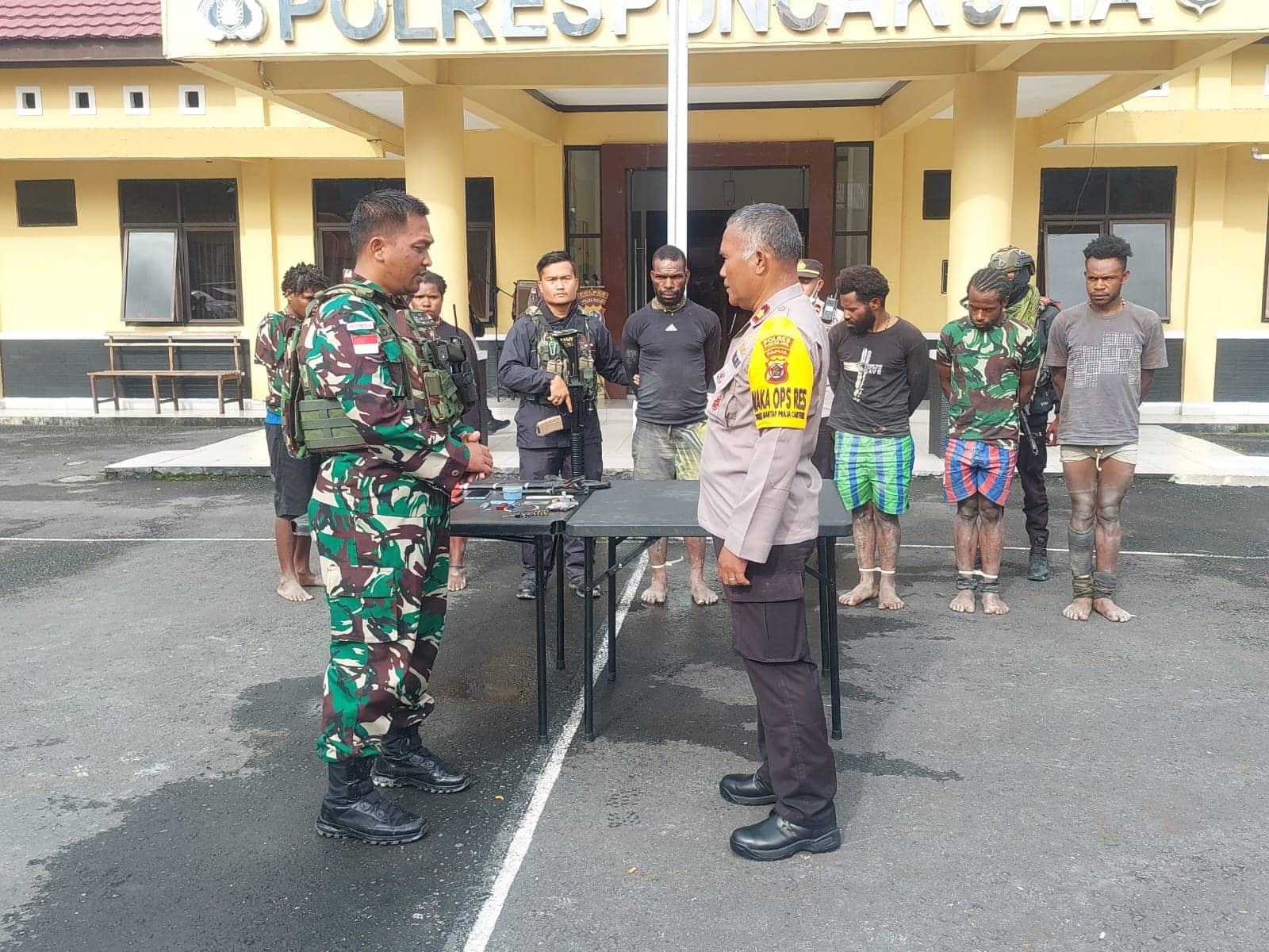 Ilustrasi berita Papua: Satgas 715/MTL Serahkan OPM Pembunuh Sertu La Afiudin ke Polres Puncak Jaya