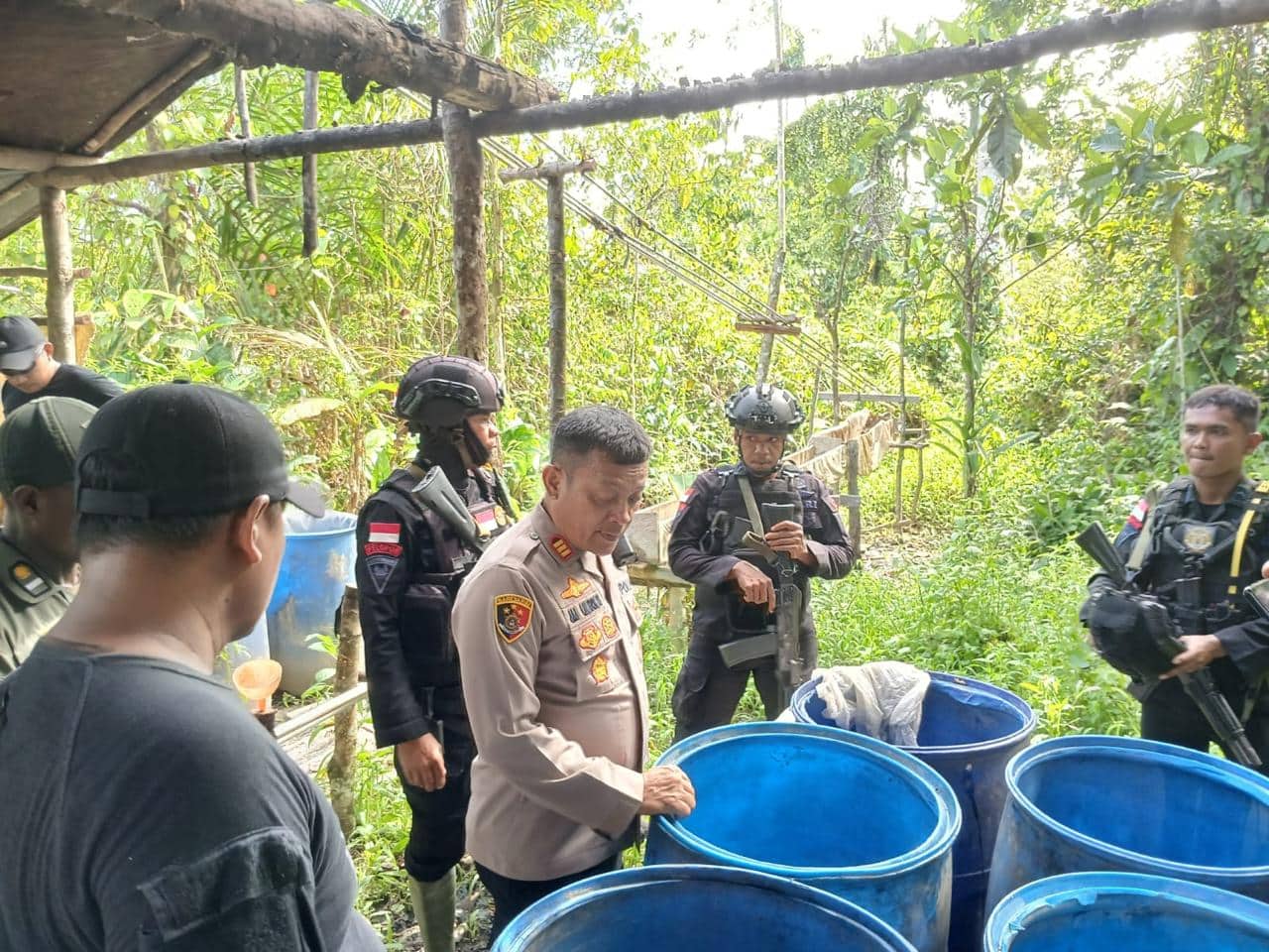 Ilustrasi berita Mimika: Jelang Nataru, Pos Cooling System Gerebek Penyulingan Miras Lokal di Hutan Kelurahan Kamoro Jaya