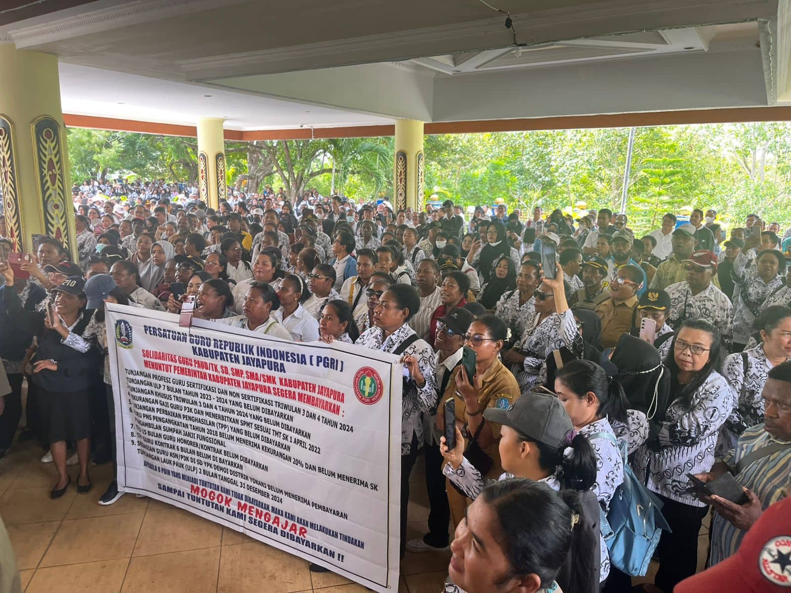 Ilustrasi berita JAYAPURA: Tunjangan ULP dan Uang Sertifikasi Belum Dibayar, Ratusan Guru di Kabupaten Jayapura "Kepung" Kantor Bupati, Sekolah Macet