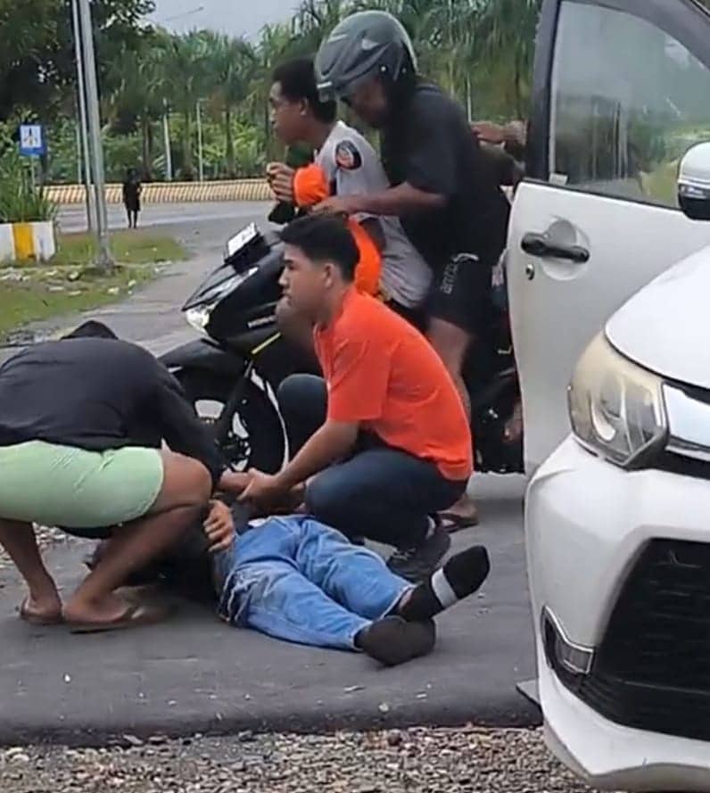 Ilustrasi berita Mimika: Terjatuh dari Mobil Pick Up, Karyawan Smart Air Tergeletak Bersimbah Darah di Perempatan Bandara Baru Timika