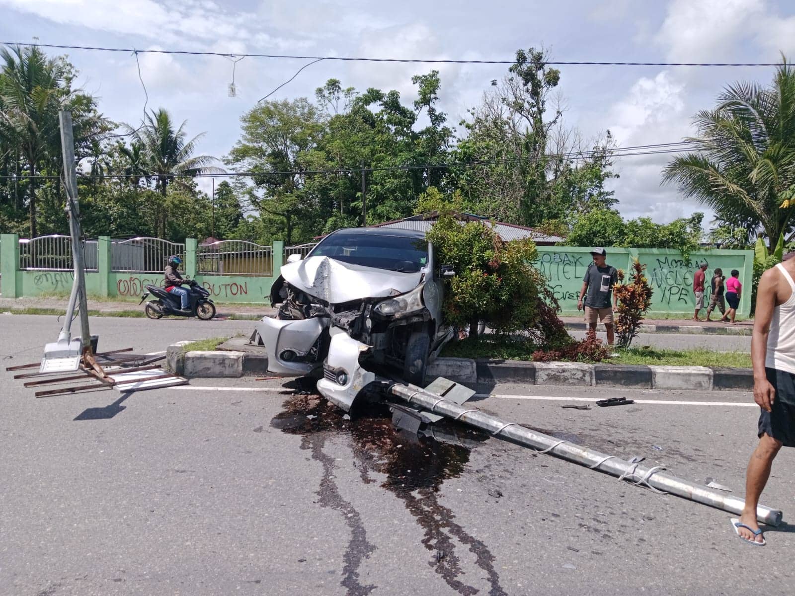 Ilustrasi berita Mimika: Diduga Mabuk, Pengemudi Toyota Avanza Kabur Usai Tabrak Tiang Lampu Jalan di Depan DPRD Mimika