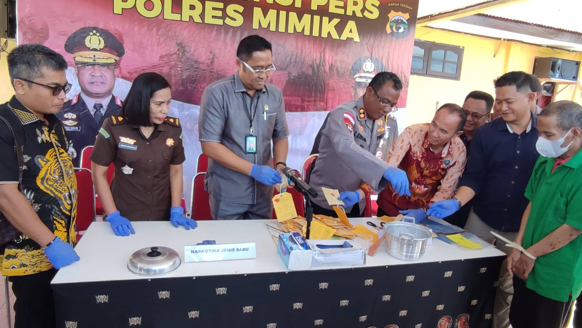 Ilustrasi berita Mimika: Kendalikan Peredaran Narkoba dari Rutan, Tiga Napi Lapas Timika Terancam 20 Tahun Penjara, Kapolres: 23,4 Gram Sabu Dimusnahkan