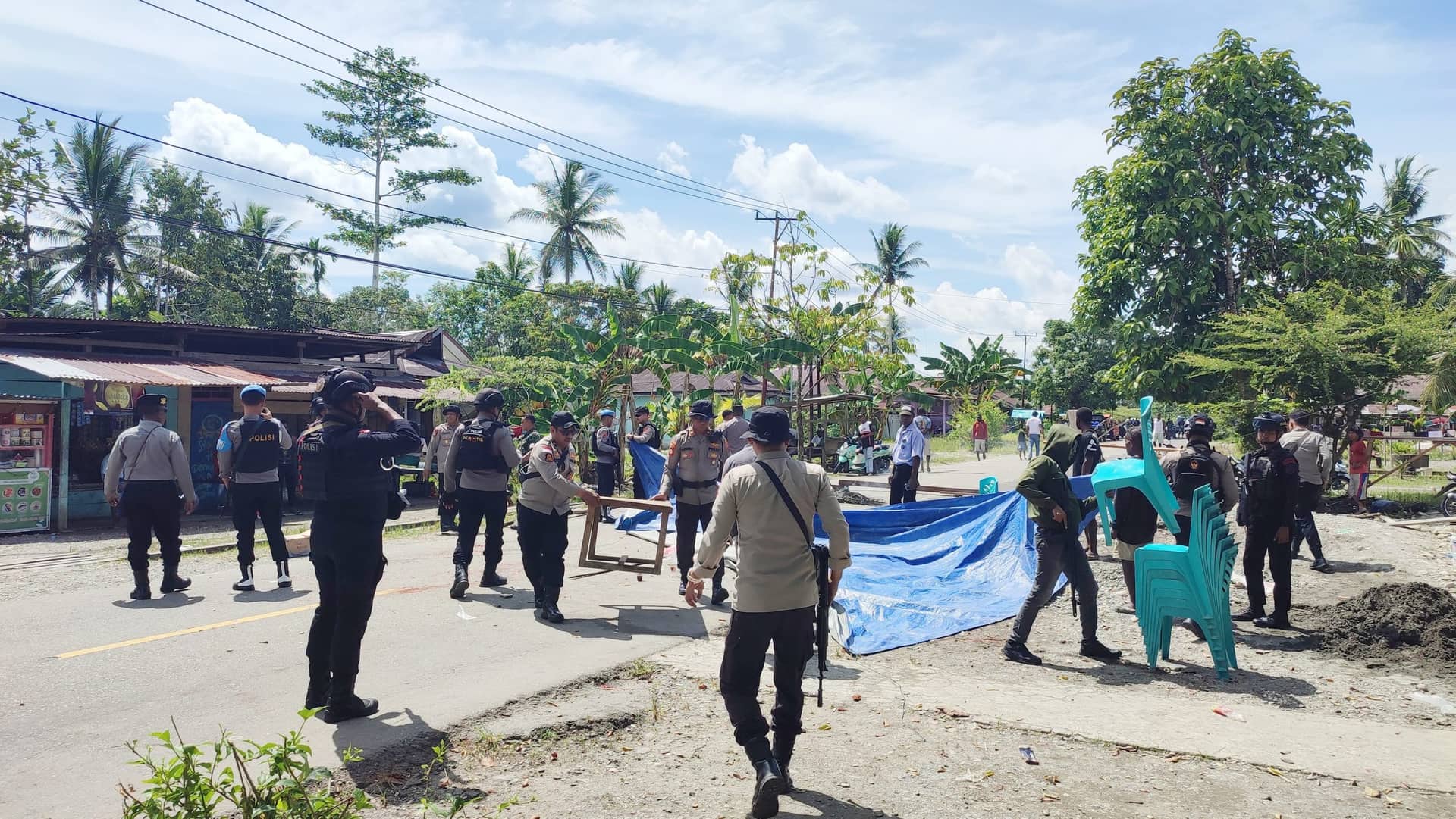 Ilustrasi berita Mimika: Polisi Bongkar Palang Jalan Poros Mapurujaya, Keluarga Minta Dihadirkan Keluarga Pelaku