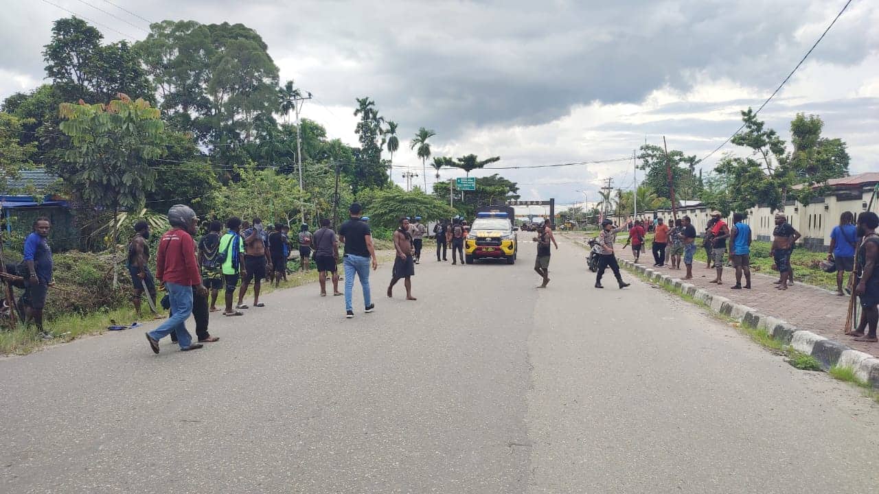 Ilustrasi berita Mimika: Satu Orang Terkena Panah, Bentrokan Dua Kelompok di Depan Polsek Kuala Kencana Dipicu Masalah Keluarga