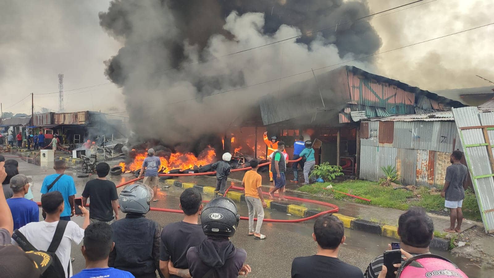 Ilustrasi berita Mimika: Tujuh Tempat Usaha di Depan Lapangan Jayanti Timika Terbakar, Api Diduga Berasal dari Bengkel Sepeda Motor