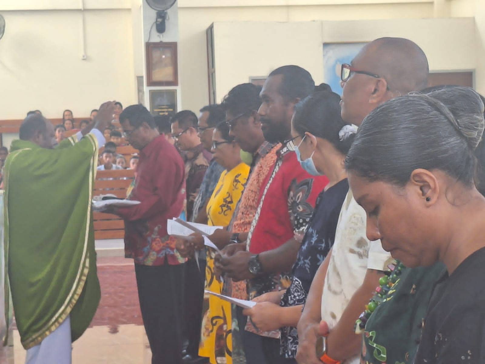 Ilustrasi berita Mimika: 104 Badan Pengurus Dewan Paroki St Stefanus Sempan Timika dan 13 Akolit Dilantik, Pastor Marthen : Harus Jadi Pemersatu Bukan Pemecah Belah