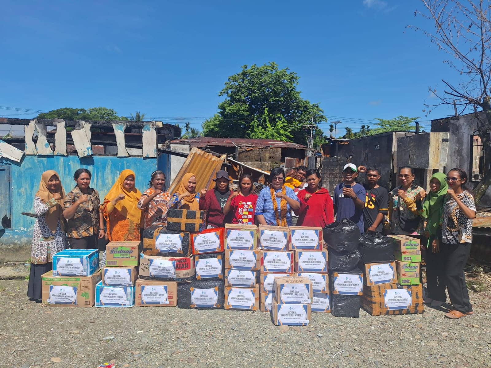 Ilustrasi berita Mimika: Komunitas Belajar IX Tambelo Serahkan 25 Paket Sembako dan Baju Layak Pakai untuk Korban Kebakaran Lorong Masbait