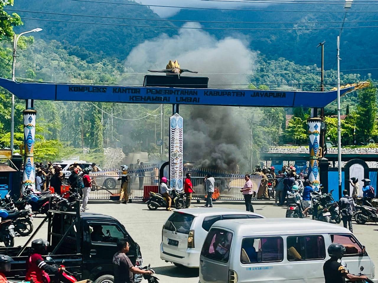 Ilustrasi berita JAYAPURA: Sejumlah ASN Tuntut Pembayaran Uang TPP, Bakar Ban Blokir Pintu Masuk Kantor Bupati Jayapura