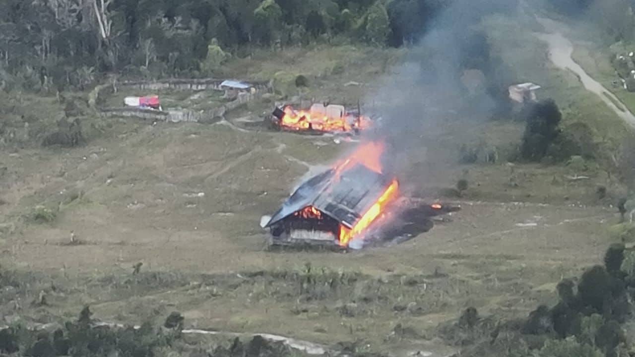 Ilustrasi berita Papua: Istri Pentolan KKB Diduga Selingkuh, 4 Unit Bangunan di Puncak Dibakar