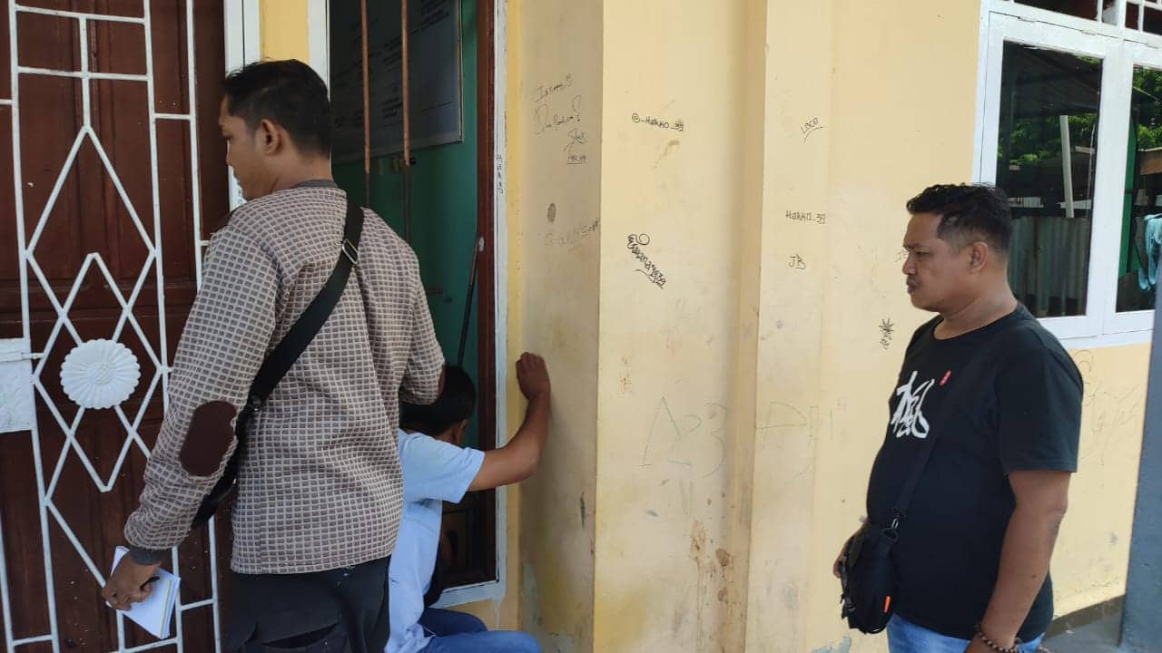 Ilustrasi berita Mimika: Pemeriksaan TKP Kasus Pencurian Komputer di Kantor Kelurahan Kebun Sirih Timika, Polisi Temukan Teralis Jendela Rusak