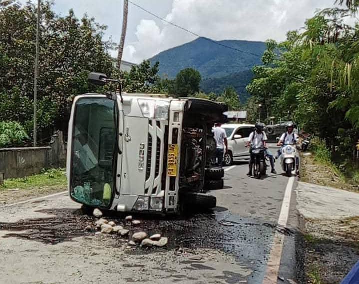 Ilustrasi berita JAYAPURA: Truk Pengangkut Batu Terguling di Jalan Raya Sentani Barat, Sopir Diduga Mabuk